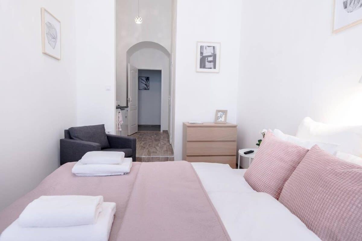 Brand New Studio With Aircon In The Center Budapest Eksteriør billede