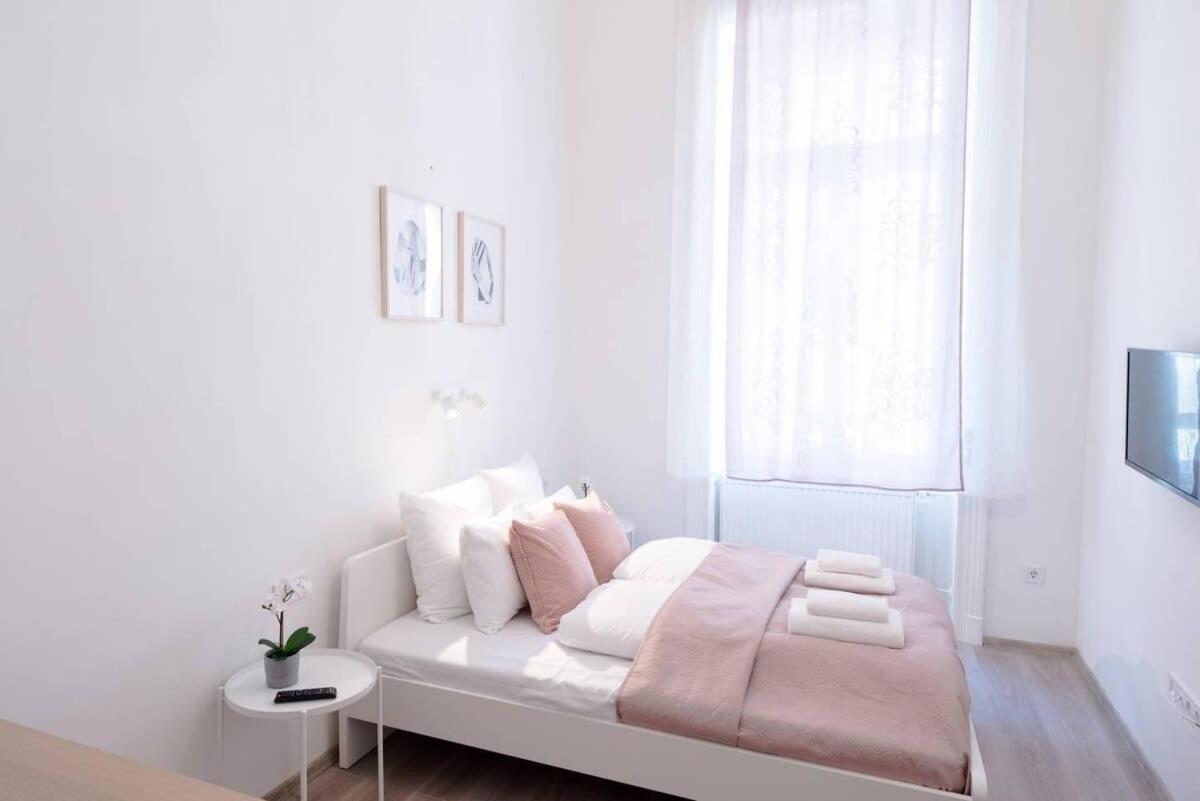 Brand New Studio With Aircon In The Center Budapest Eksteriør billede